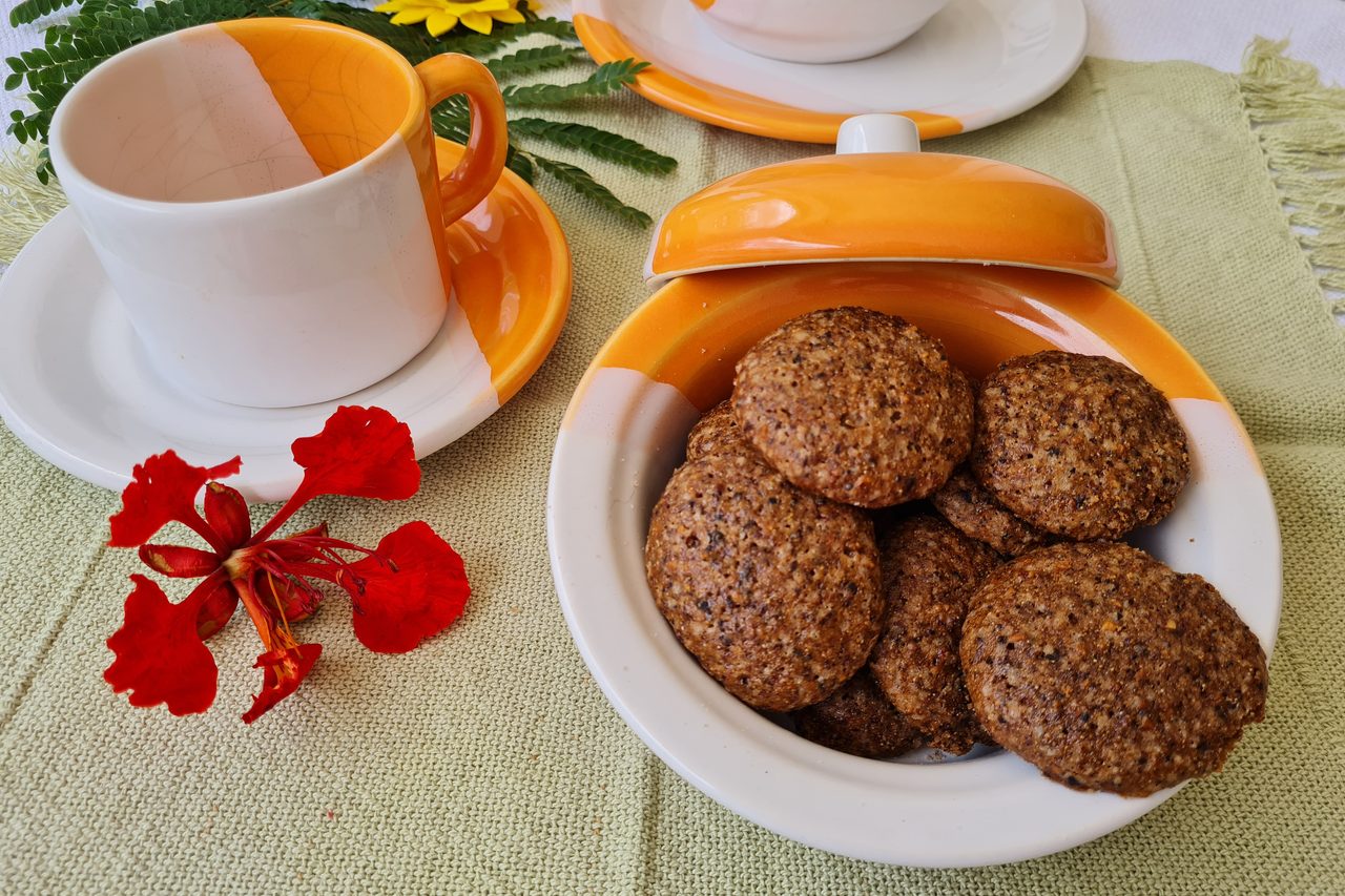 Bolachinhas de amendoim servidas numa tigela.