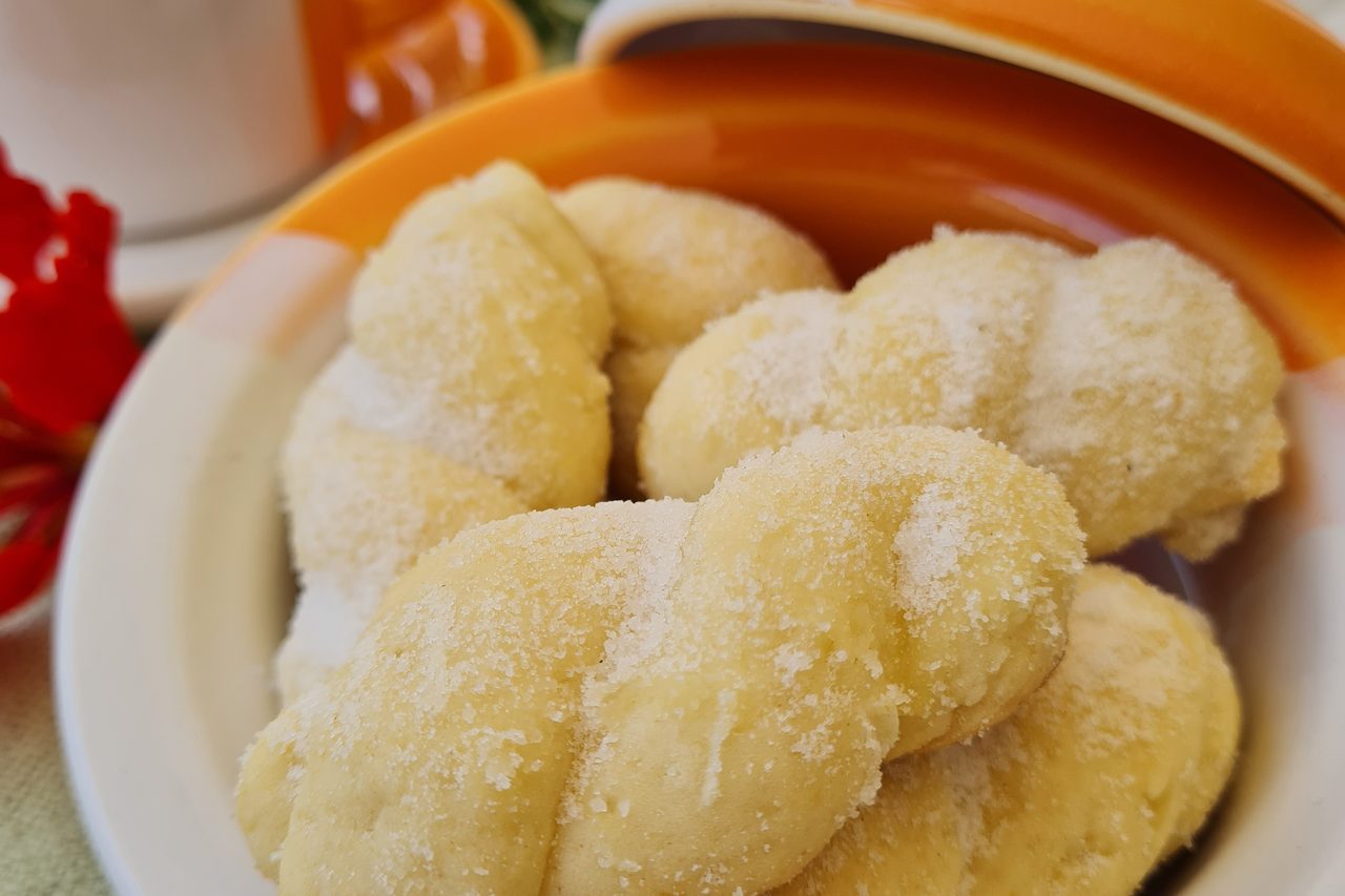 Bolachinhas de baunilha servidas numa tigela.