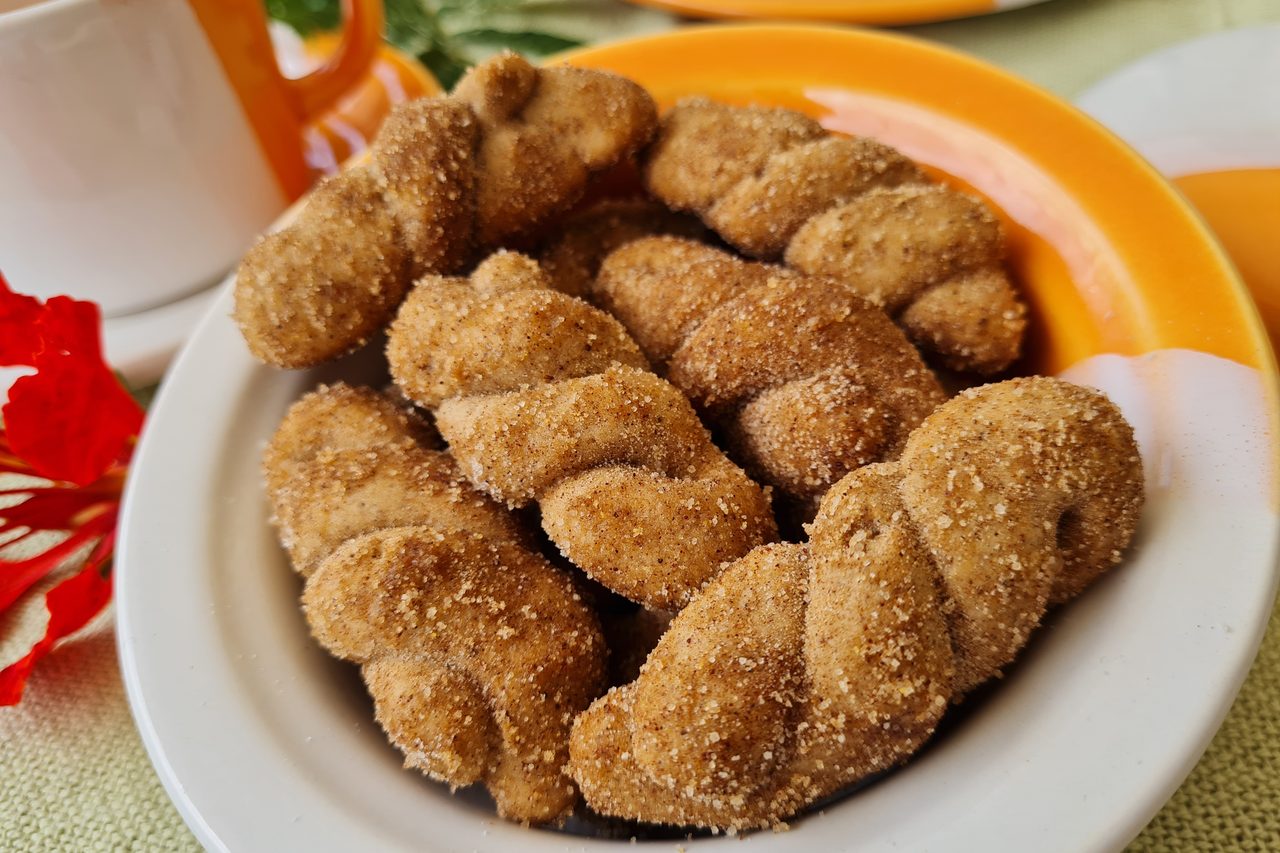 Bolachinhas de canela servidas numa tigela.