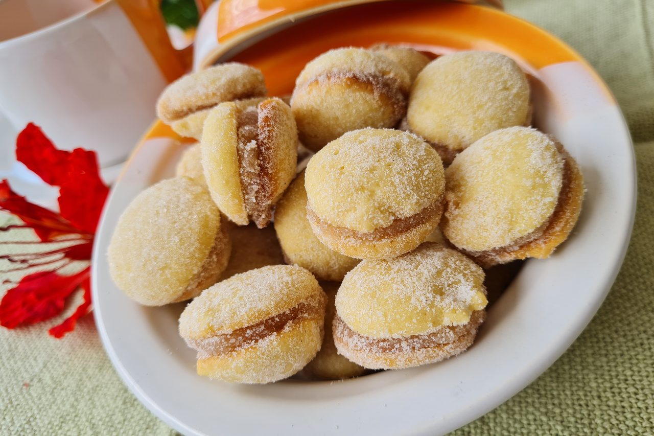 Bolachinhas de casadinho servidas numa tigela.
