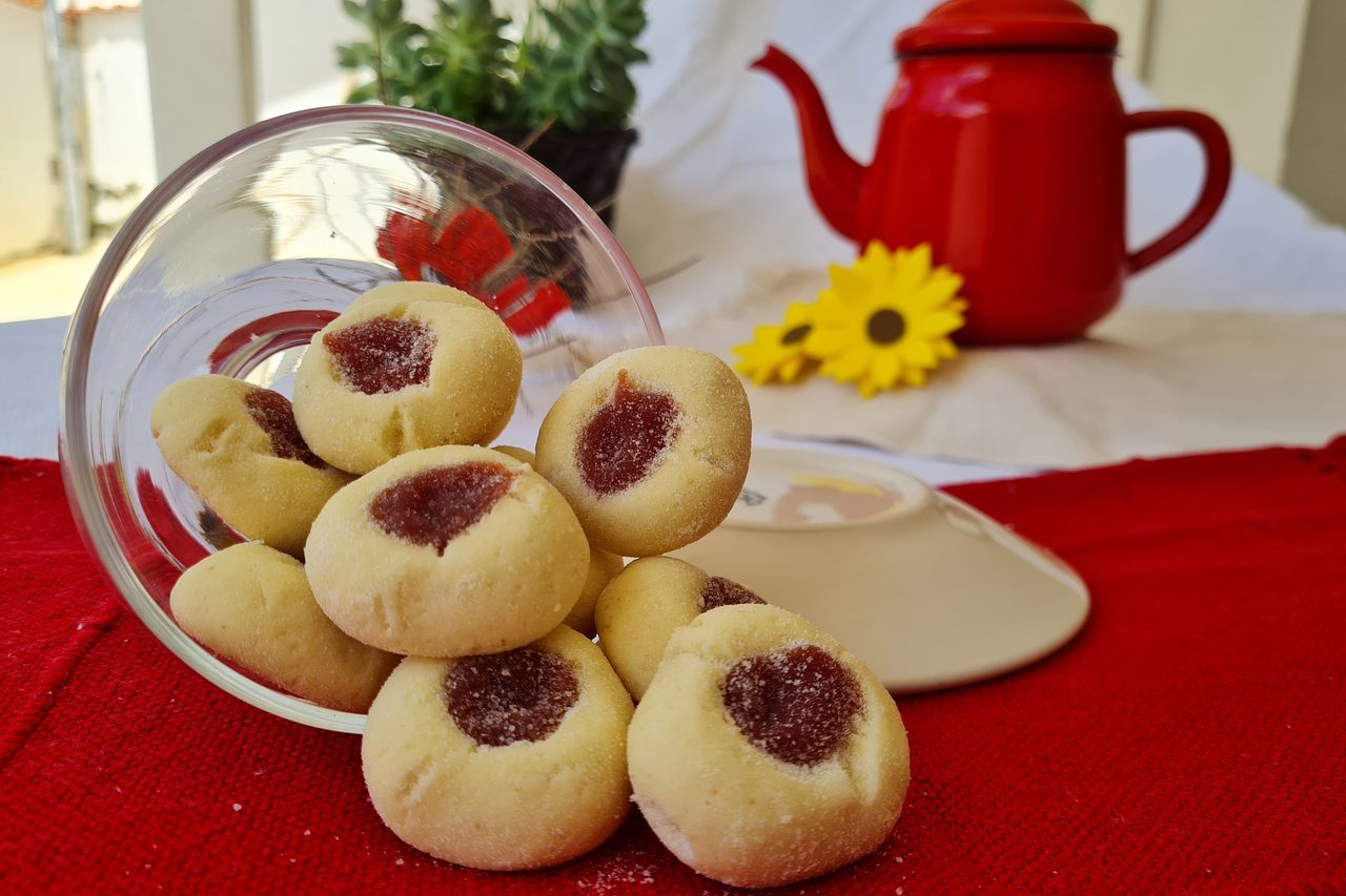 Bolachinhas de goiabinha servidas numa tigela.