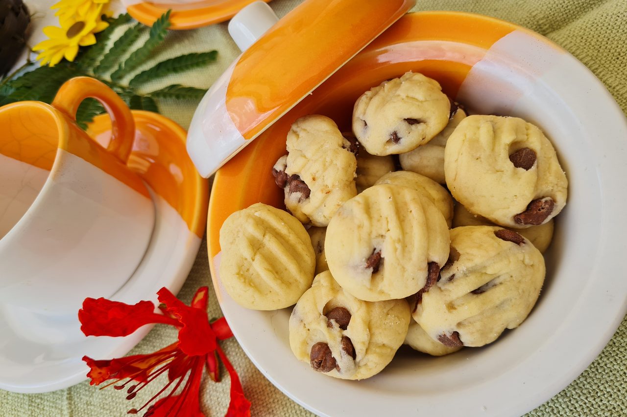 Bolachinhas de gotas de chocolate servidas numa tigela.