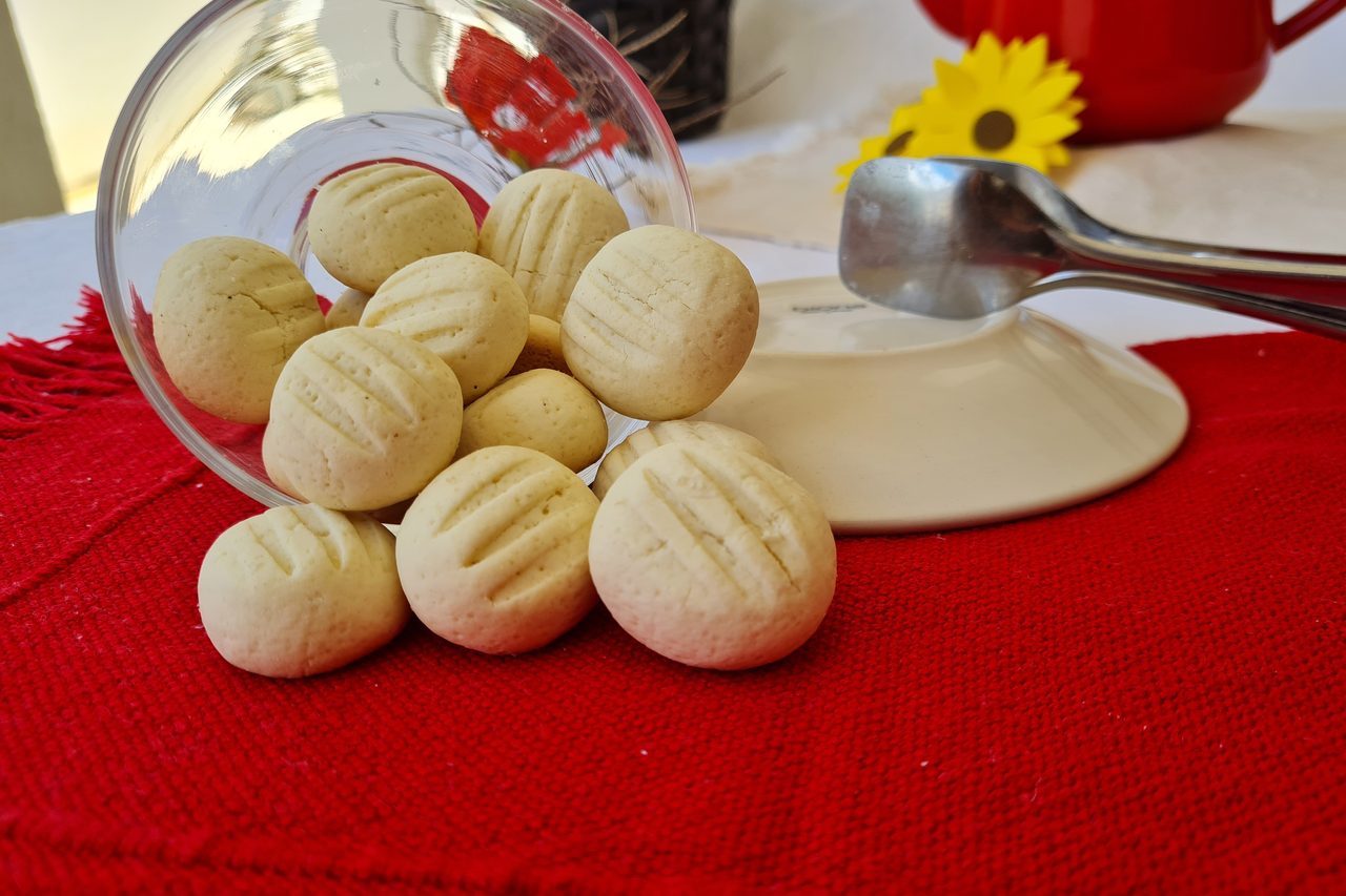 Bolachinhas de sequilhos servidas numa tigela.