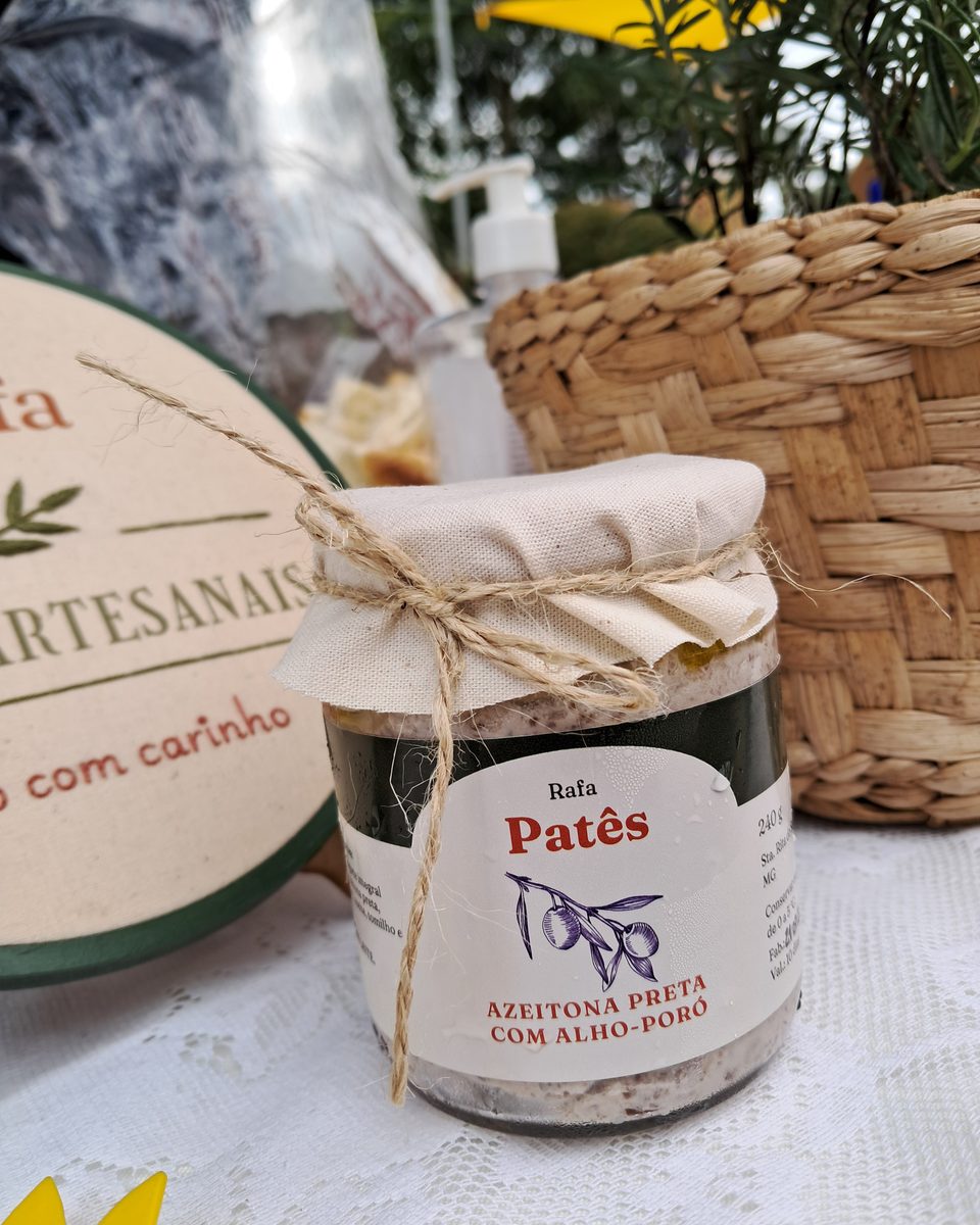 Pote de Azeitona Preta com Alho-Poró sobre a mesa da feira.