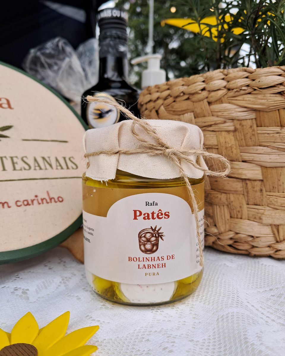 Pote de Bolinhas de Labneh no azeite, sobre a mesa da feira.