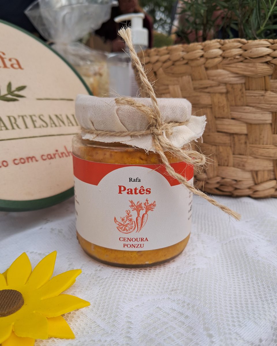 Pote de Cenoura Ponzu com tampa de tecido, sobre a mesa.