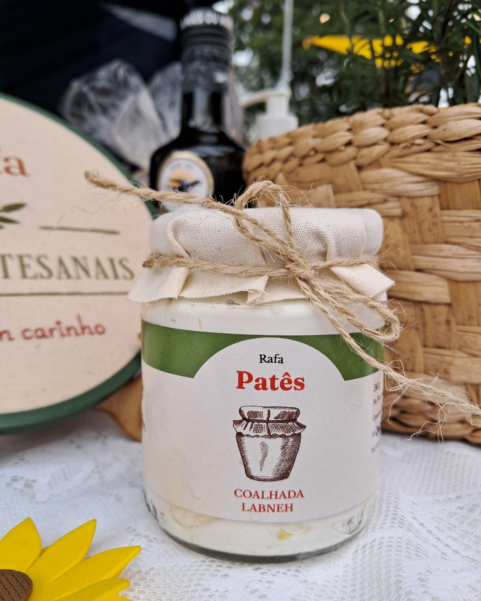 Pote de Coalhada Labneh sobre a mesa da feira.