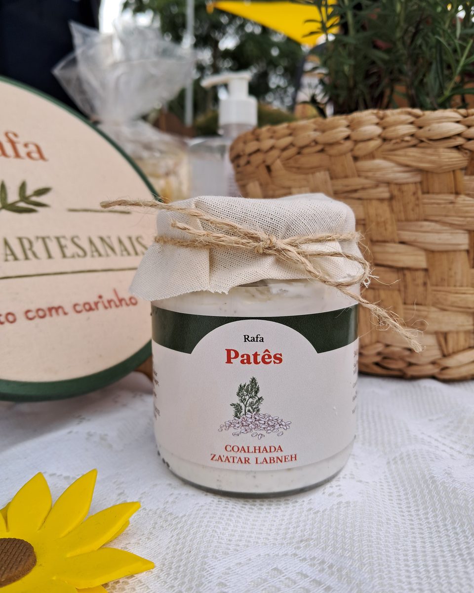 Pote de Labneh Za’atar sobre a mesa da feira.