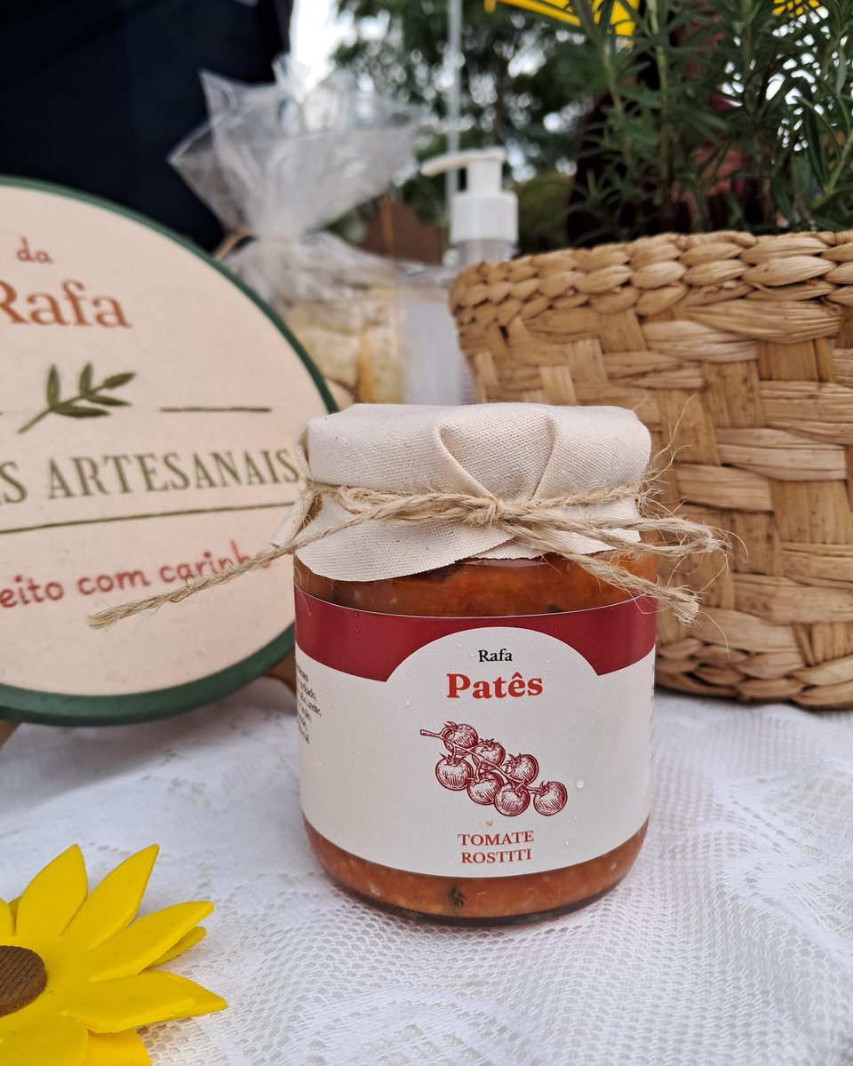Pote de Tomate Rostiti sobre a mesa da feira.